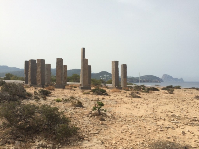 Modernes Stonehenge Cala Comte