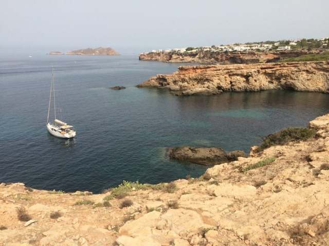 Blick auf eine Bucht mit Segelboot