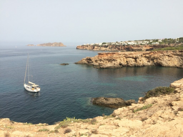 Blick auf eine Bucht mit Segelboot