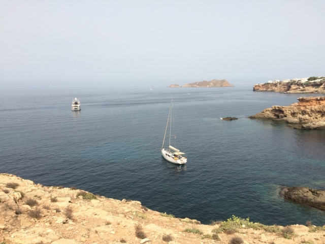 Blick auf eine Bucht mit Booten