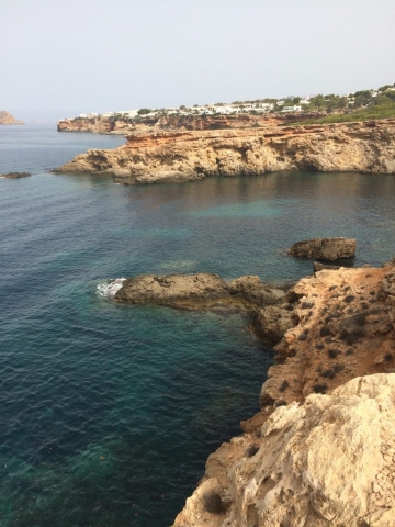 Blick auf eine Bucht in der Nähe von Cala d`Hort