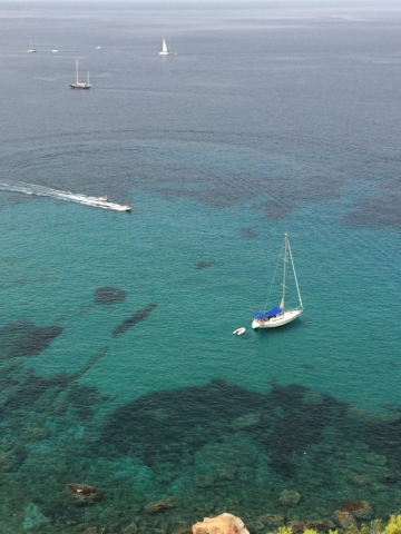 Türkisblaues Meer mit Booten
