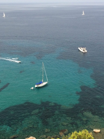 Türkisblaues Meer mit Booten