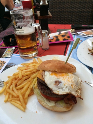 Cerverza Estrella und Burger essen