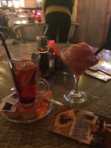 Cocktail und heißer Tee