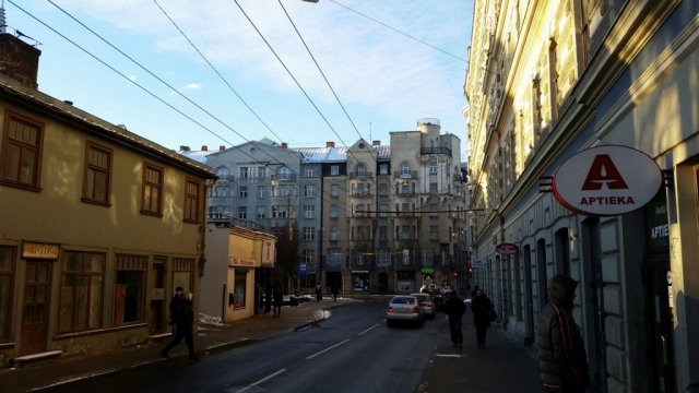 einfach nur mal paar Gebäude und Straße in Riga beim spazieren gehen