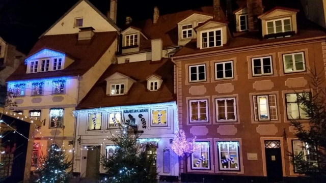 schön beleuchtete Gaststätten in der Nähe vom Livu Square