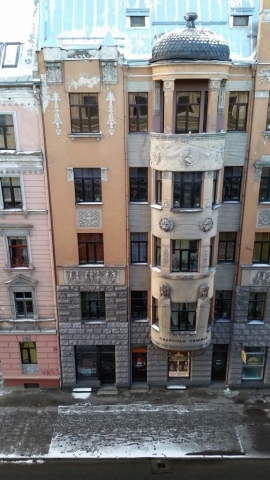 gegenüber von unserer Wohnung