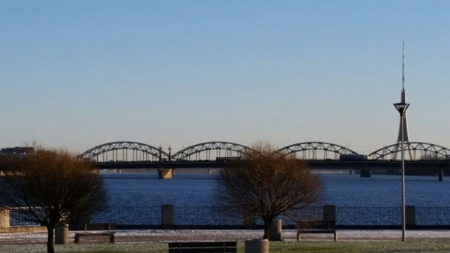 Brücke in Riga mit dem Fernsehturm im Hintergrund