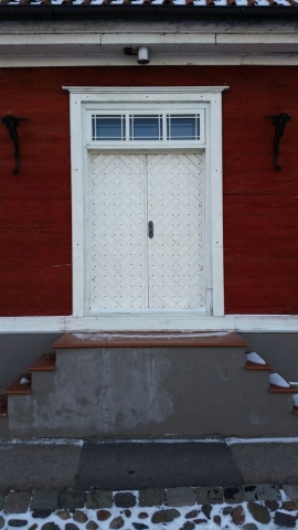 Tür eines Holzhauses im Kalnciema Viertel