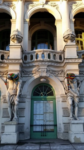Die Figuren am Lettischen Nationaltheater haben Mützen bekommen, damit sie nicht frieren..