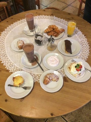 ... mit allem was man so zum frühstücken braucht..