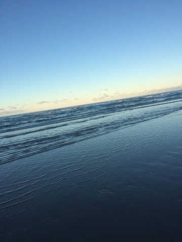 ein paar Wellen und keine Menschen am Strand....