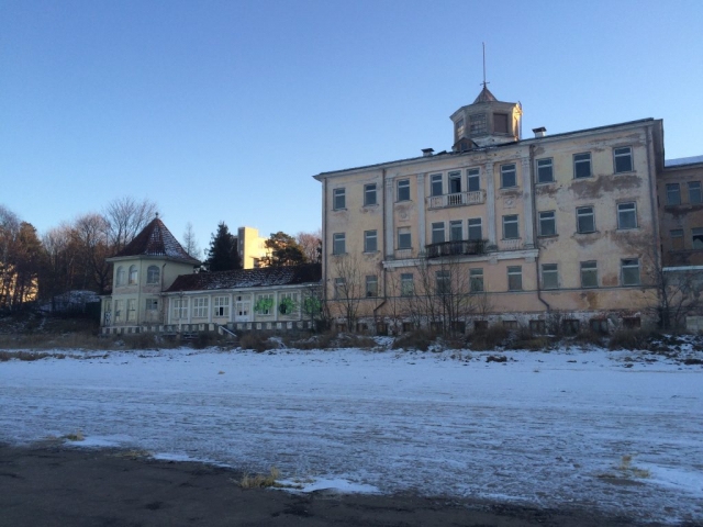 ein scheinbar altes leerstehendes Hotel direkt am Strand
