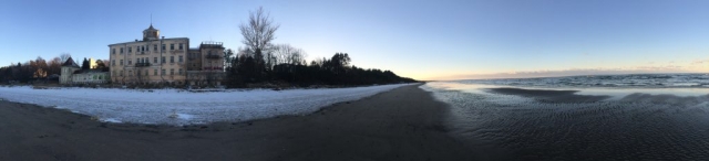 Panorama des verlassenen Hotels am Strand und das Meer