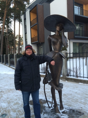 Spaziergang in Jurmala.. Martin mit einer Skulptur