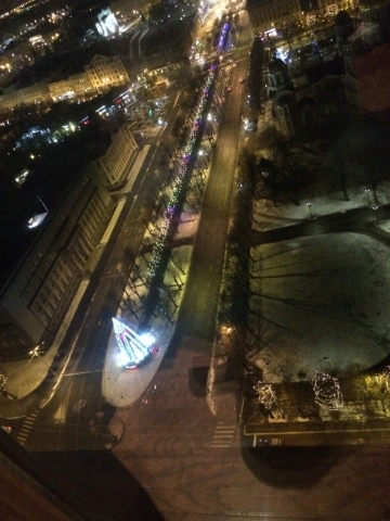 Blick aus dem Fenster auf die Straße und die Stadt