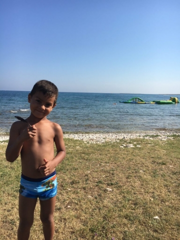 Der erste Besuch an einem Steinstrand