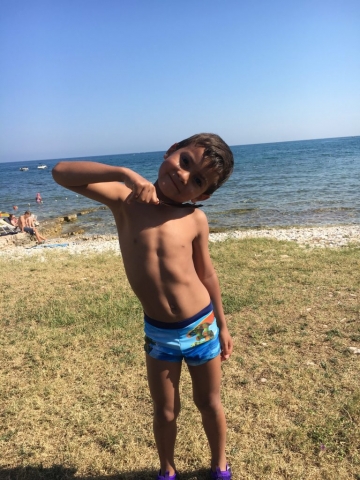 Der Junior glücklich. Endlich am Meer