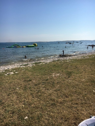 Kinder schmeißen Steine ins Wasser