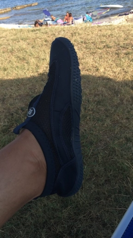 Schuhe um nicht auf den rutschigen Steinen im Wasser auszurutschen