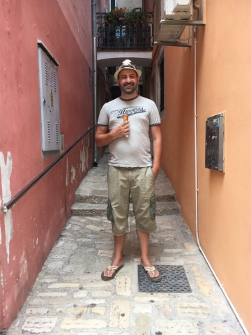 Mätthes ist glücklich mit einem Eis in einer schmalen Gasse