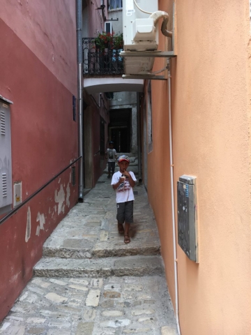 Die Juniors ebenfalls mit Eis in der Gasse