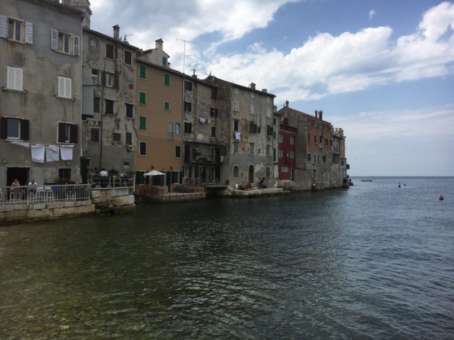 Gebäude direkt am Meer gebaut