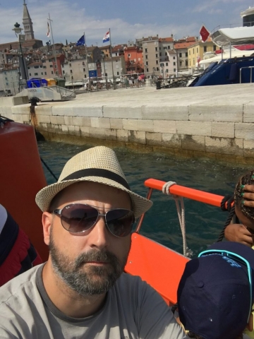 Entlang einer Hafenmauer in Rovinj