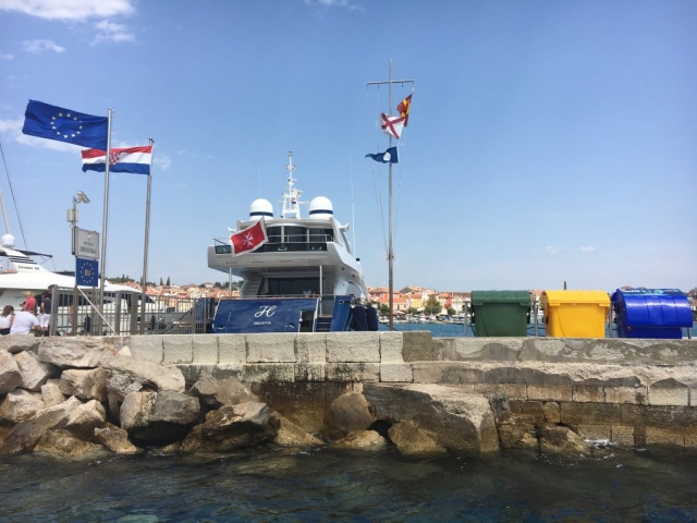 ... wo wiedermal eine fette Yacht geankert hat
