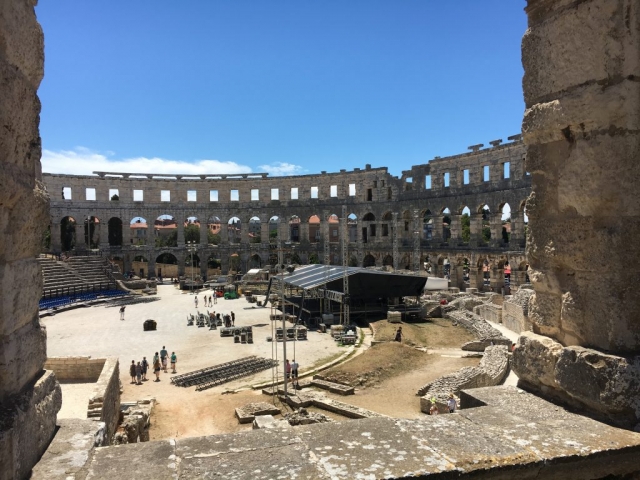 Der Blick in das Amphitheater von Pula