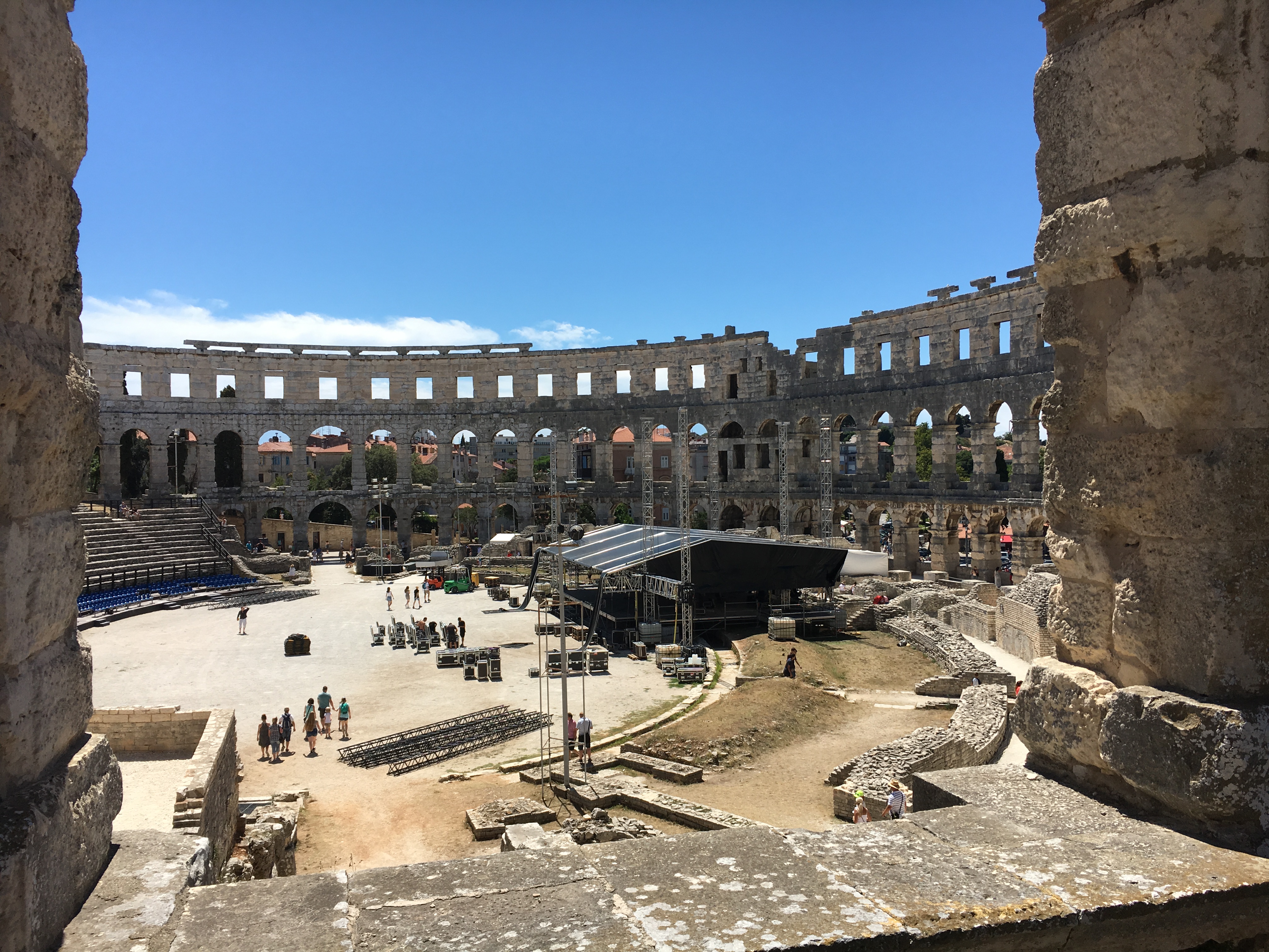 Der Blick in das Amphitheater von Pula