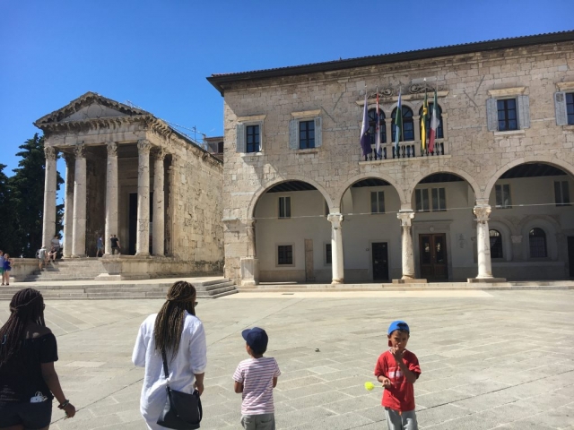 Wir gehen auf den Augustus Tempel in Pula zu