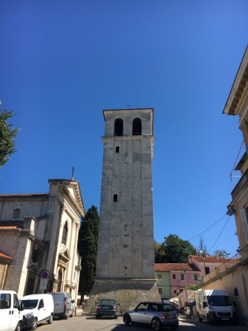 Glockenturm der Kathedrale der Himmelfahrt der Jungfrau Maria in Pula