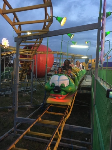 Eine Runde karousell auf dem örtlichen Jahrmarkt