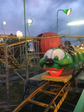 Auf gehts in eine Runde Kinderachterbahn