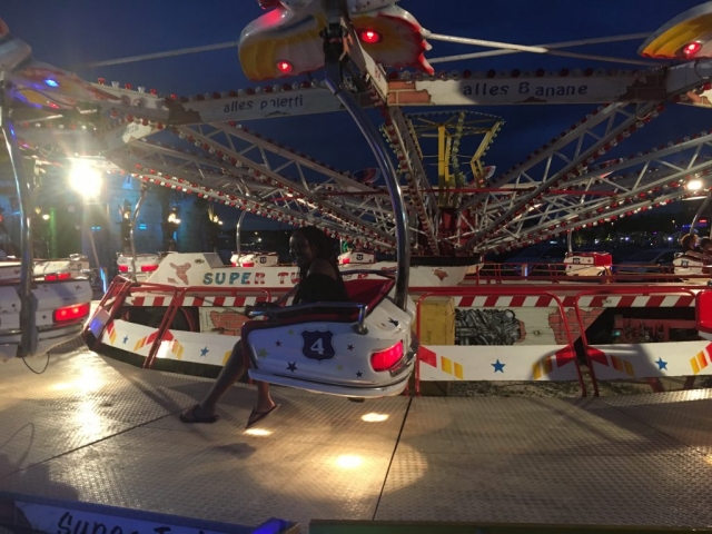 Vicky fährt Karousell auf dem örtlichen Jahrmarkt