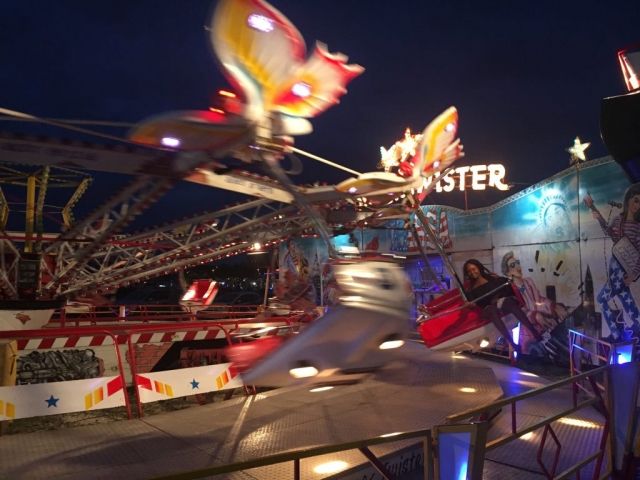 Vicky fährt Karousell auf dem örtlichen Jahrmarkt