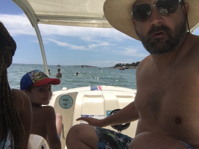 Der Kapitän steuert das Tretboot