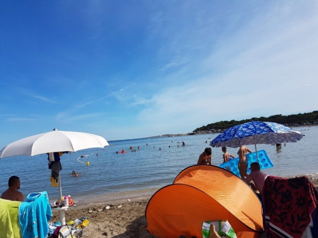 Kinder spielen im Wasser alle zusammen