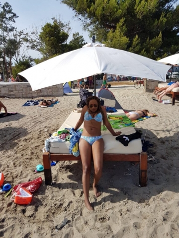 Hellen und unser für den ganzen Tag gemietetes Strand-Bett