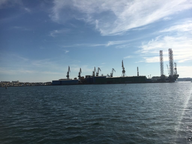 Die Kräne am Hafen kurz nach dem ablegen unseres Boots
