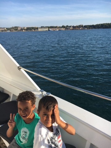 Die Kids auf dem Außendeck zum gucken