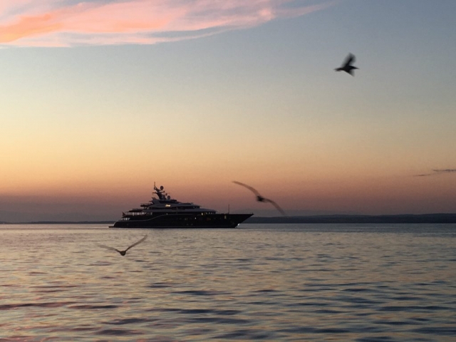 Wirklich schon so eine Yacht in der Abenddämmerung