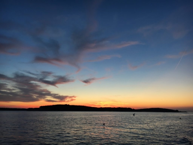 ... versinkende Sonne hinter der Insel