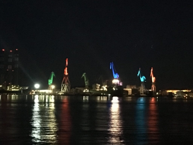 Jetzt kommen wir den Kränen wieder näher