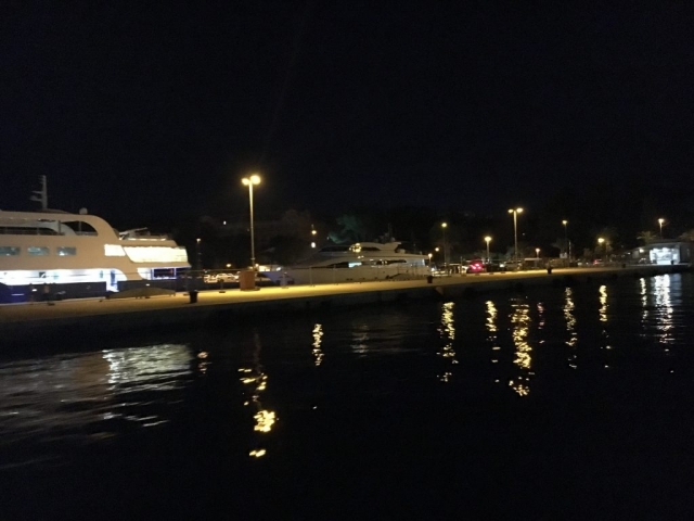 Andere Teure Yachten liegen bereits im Hafen