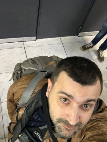 Rucksack dabei – Warten auf das Boarding
