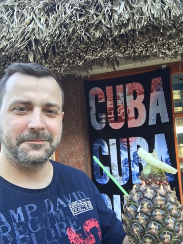 Zwischenstop auf dem Weg vom Flughafen Varadero nach Havanna – und eine Piña Colada aus einer Piña