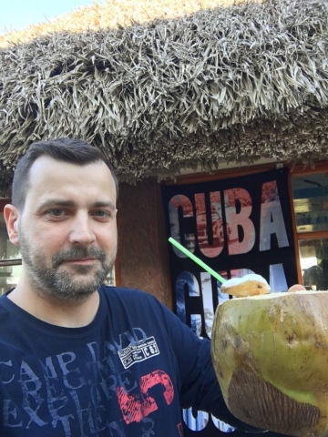 Zwischenstop auf dem Weg vom Flughafen Varadero nach Havanna – Erstmal eine Kokosnuss mit Rum